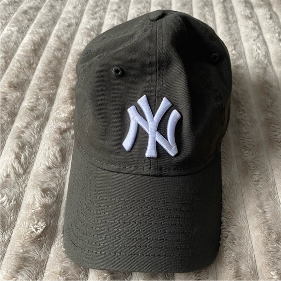 New Era 9Twenty Yankees Ball Cap - Picture 4 of 7